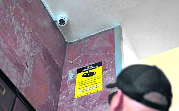 «Ayer volví a ver por la calle al bandido que me robó en el portal»