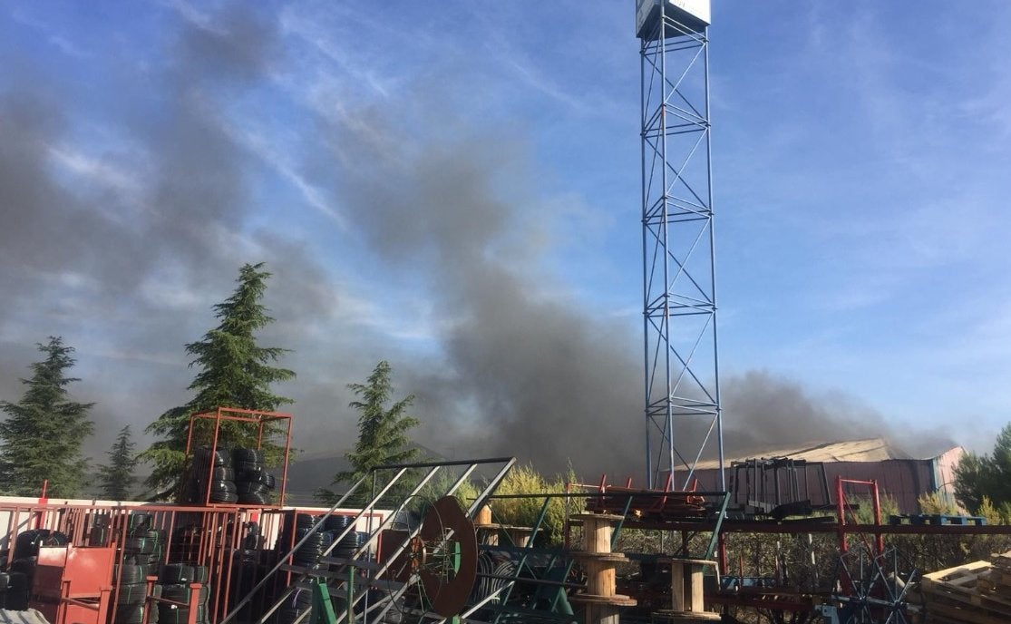 Hallan dos cadáveres entre los escombros de una nave incendiada en Ciudad Real