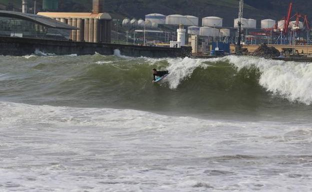 Getxo se vuelca con las empresas de deportes acuáticos