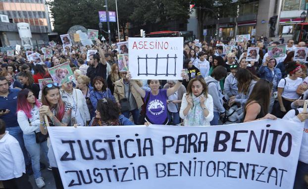 Decenas de personas se manifiestan por la muerte violenta de un perro en Bilbao