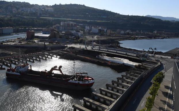 El agua circula por debajo del puente de Frank Gehry