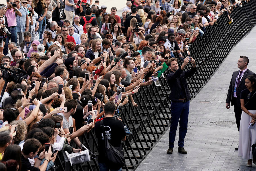 Nuevo baño de masas de Bradley Cooper en San Sebastián