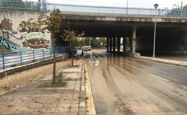 Ríos de piedras y barro en la calle Jacinto Benavente por el reventón de una tubería