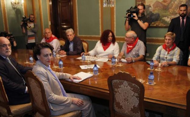 «No es posible una pensión mínima de 1.080 euros», dice la ministra Valerio a los jubilados vizcaínos