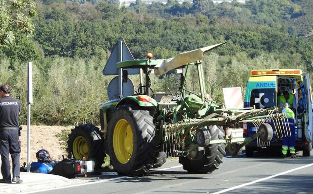 Herido grave un motorista al chocar contra un tractor en Gatika