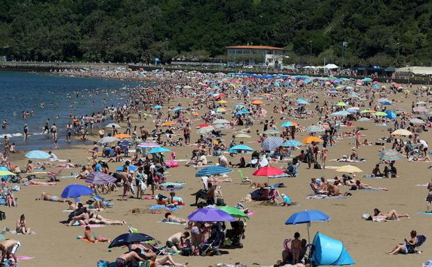 El buen tiempo dispara un 44% la afluencia a las playas en Bizkaia