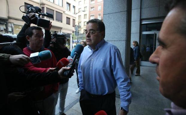 «La verdad va a salir», confía el padre del alumno en la primera jornada del juicio del 'caso Gaztelueta'