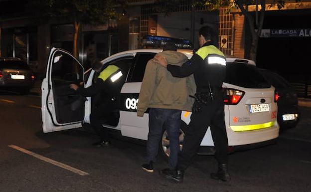 Detienen en Bilbao a dos 'mulas' que llevaban dos kilos de coca y al enlace que distribuía la droga