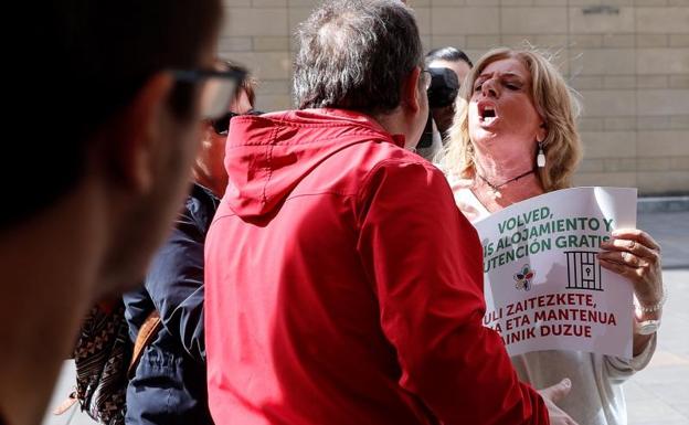 Las víctimas irrumpen en un acto a favor de etarras huidos: «Son unos criminales»