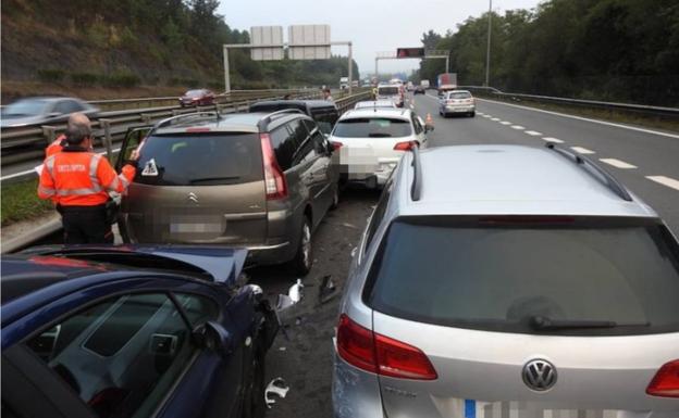 El corredor del Txorierri recupera la normalidad tras un choque entre 13 vehículos
