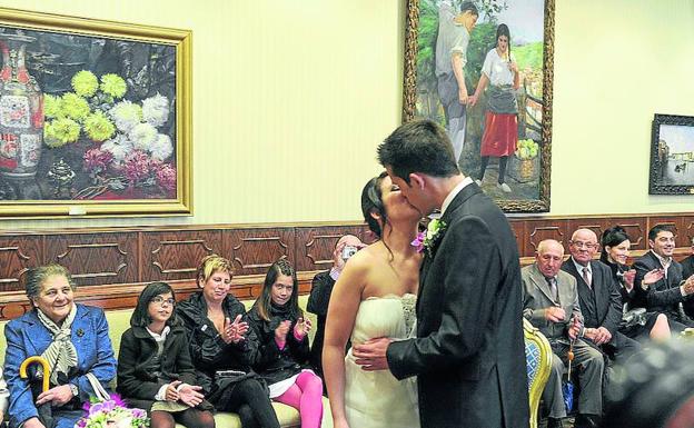 El Ayuntamiento de Vitoria se lía con sus consejos para los novios: «Son moralina trasnochada»