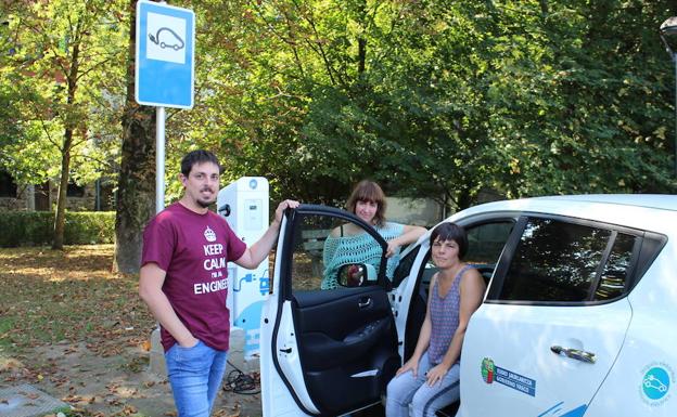 Se activa en Elorrio un punto de recarga para los coches eléctricos