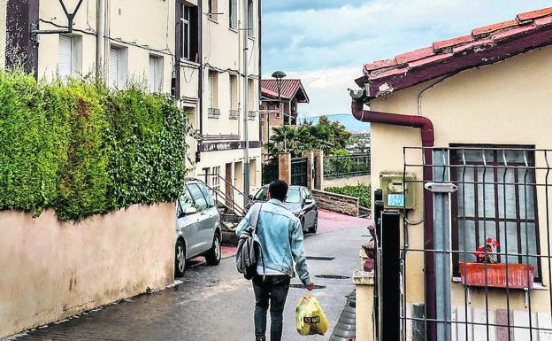 El 'okupa' muerto por asfixia llegó al bajo de Aretxabaleta «hace más de un mes»