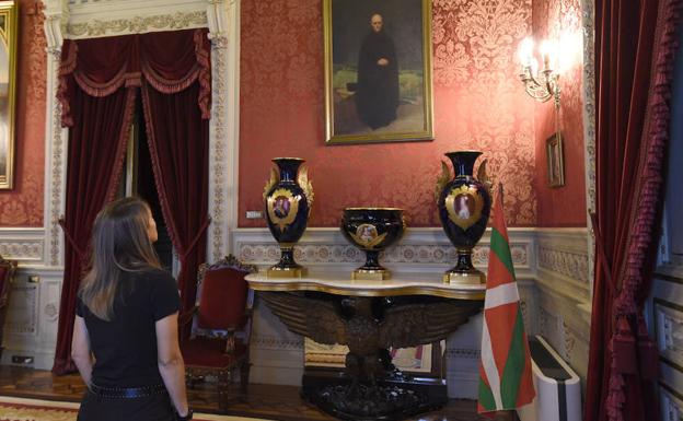 Tres jarrones por el castillo de Arteaga