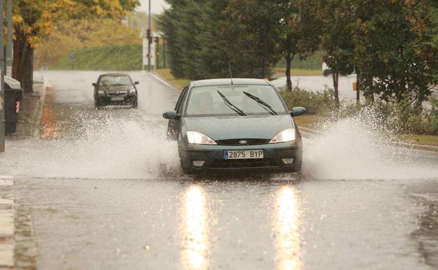 Las fuertes lluvias generan balsas de agua e inundan carreteras en Álava