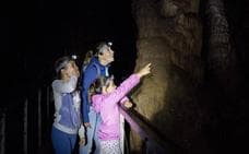 Ruta Pozalagua: la cueva a oscuras en Karrantza