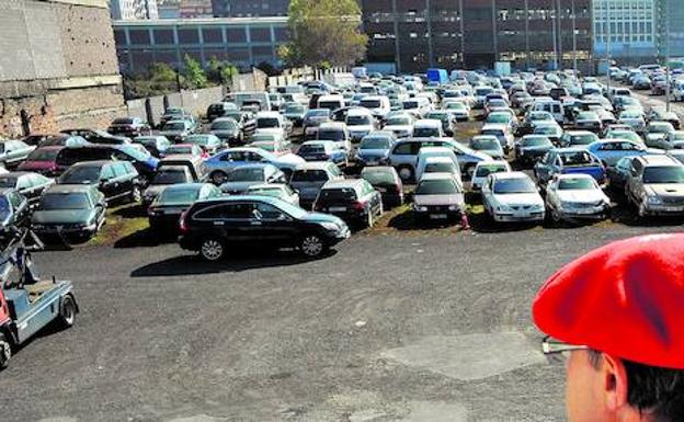 Uno de cada diez vehículos que arrastra la grúa de Bilbao termina en el desguace