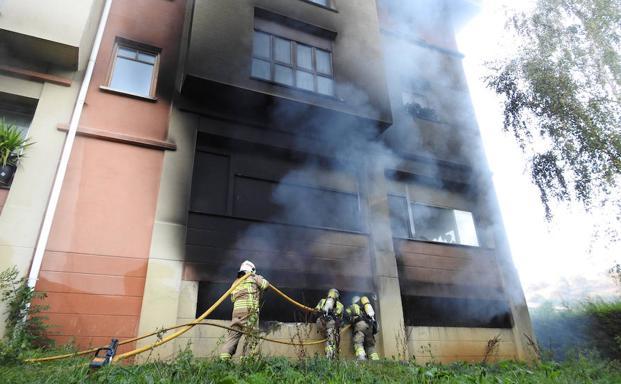 Un herido y 16 viviendas desalojadas en un incendio en el centro de Arcentales