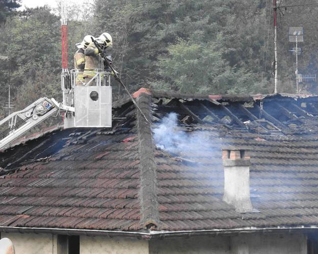 Cuatro familias desalojadas tras un incendio en un edificio de Arrigorriaga