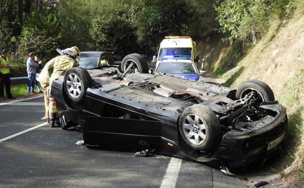 Herido leve al volcar su vehículo en Arrieta