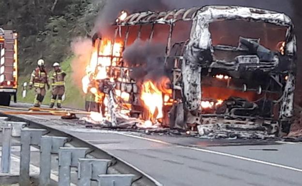 Una avería calcina un Bizkaibus en Dima