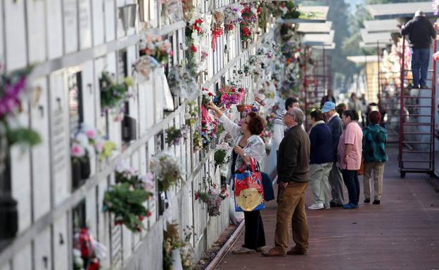 Los cementerios de Bilbao se preparan para la avalancha de visitantes en Todos los Santos