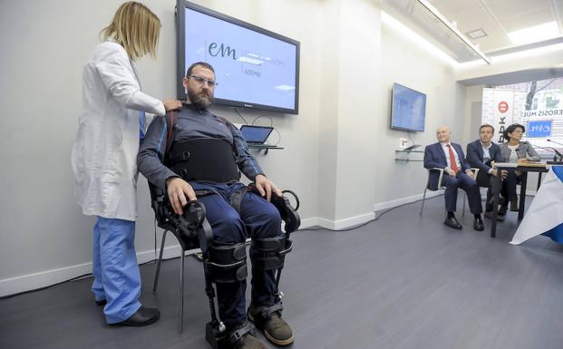 Vascos con esclerosis múltiple participan en el primer ensayo mundial con un exoesqueleto