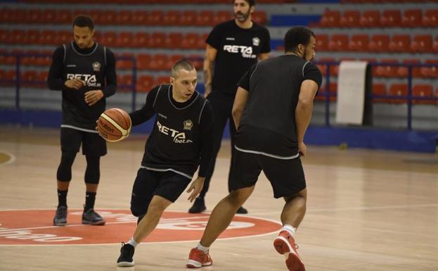 Javi Salgado: «Queremos hacer un partido más solvente en casa»