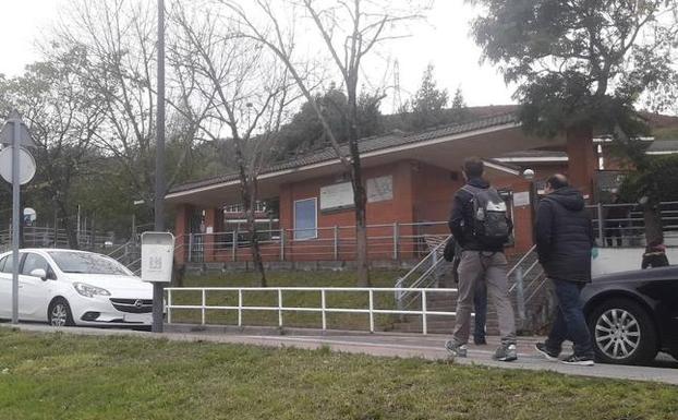 Alumnos de Basauri dan clase con el abrigo puesto por la falta de calefacción