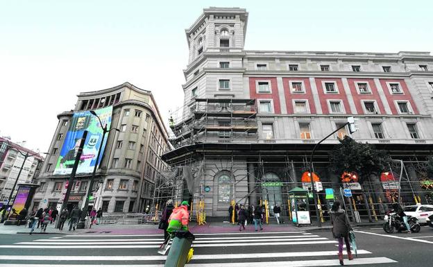 La estación de Abando recupera su fachada tras tres años de obras y problemas judiciales