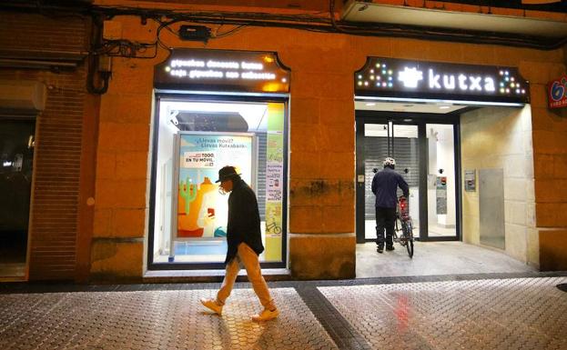 Un encapuchado asalta con una pistola una oficina de Kutxabank en San Sebastián