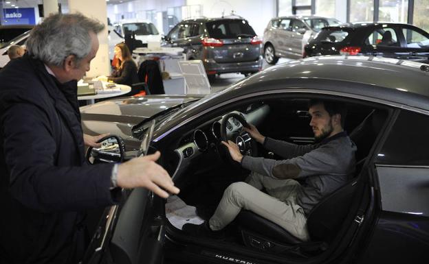 Las ventas de coches vuelven a caer tras las cifras récord que lograron en verano