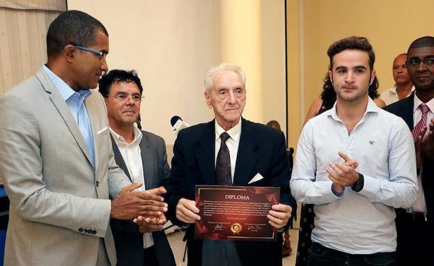 Autoridades de Cabo Verde homenajean al médico bilbaíno Koldo de Pérdigo y la ONG África Avanza