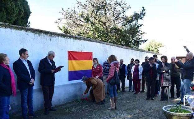 El 'Cara al sol' vuelve a sonar en Calera de León