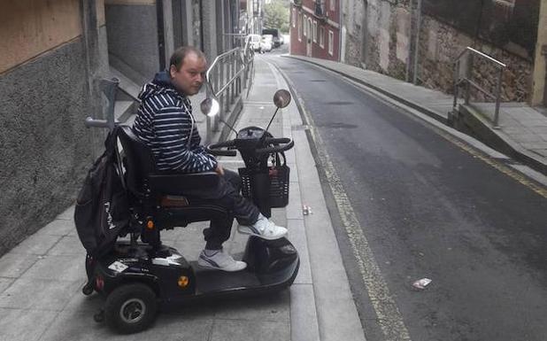 «Si se rebaja la acera se beneficiarán personas con discapacidad, pero también el resto»