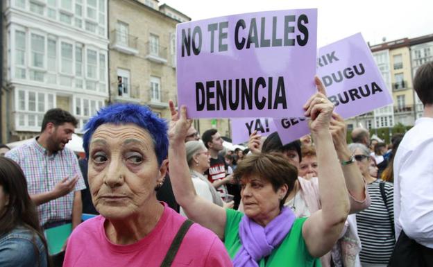 Denuncian al dueño de una cafetería de Vitoria por acosar a una empleada