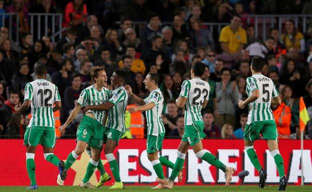 El Betis se disfraza de Barça para golear al líder