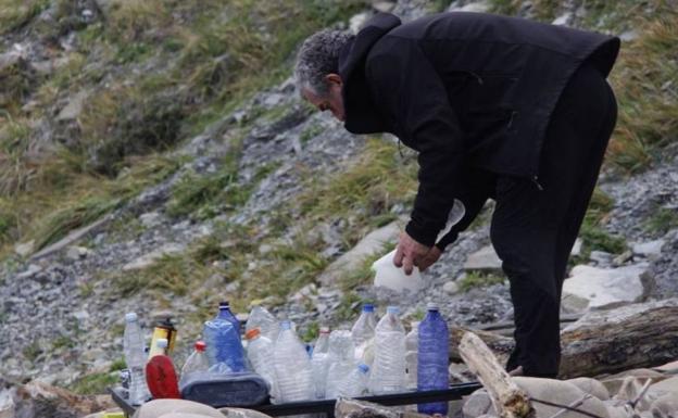 Doscientos voluntarios recogen plásticos en Deba y Zumaia tras la denuncia viral de un surfista