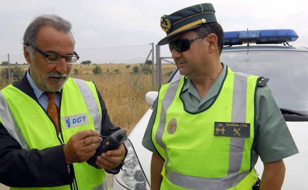 La DGT equipara el uso del móvil al volante con el alcohol y las drogas: seis puntos menos