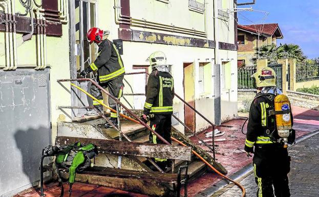 Los vecinos de Aretxabaleta urgen medidas ante los «constantes» incendios y los 'okupas'