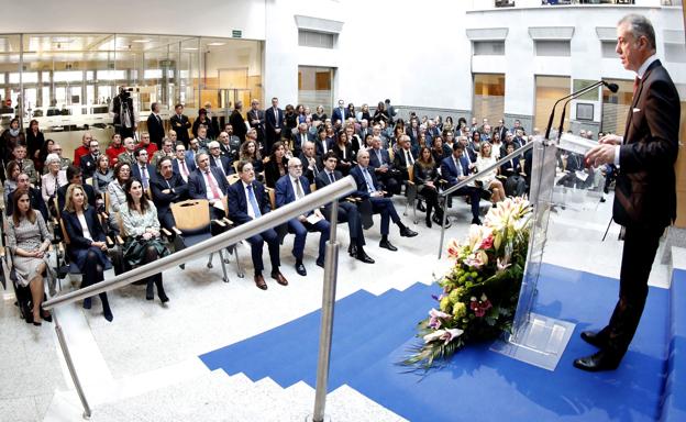 Urkullu pide «lealtad constitucional» al Estado para cumplir el Estatuto