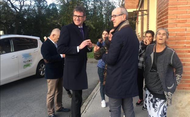 Ordenan tapiar las viviendas de Aretxabaleta 'okupadas' e incendiadas esta noche