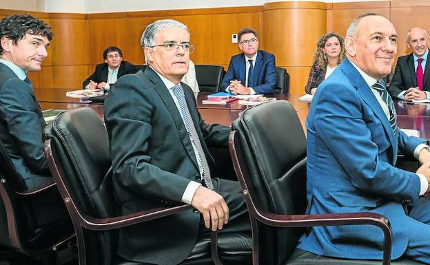 La recaudación de las haciendas vascas se mantiene muy por encima de las previsiones