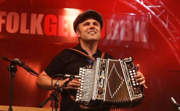 Xabi Aburruzaga monta la fiesta de La Bottine Souriante en San Sebastián y Bilbao