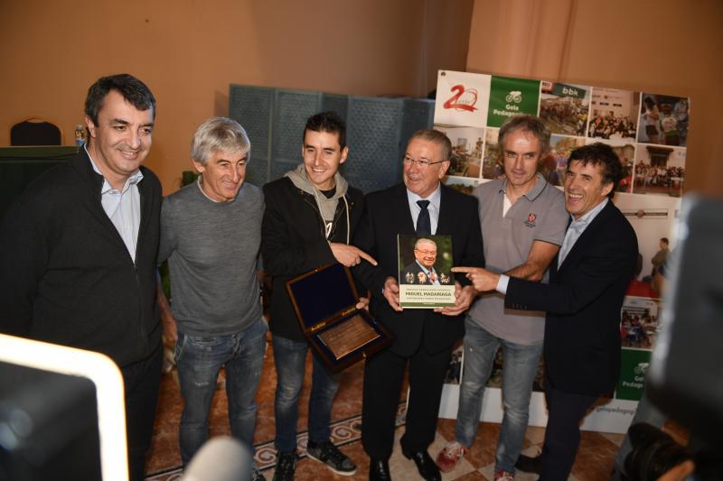 El ciclismo rinde homenaje a Madariaga