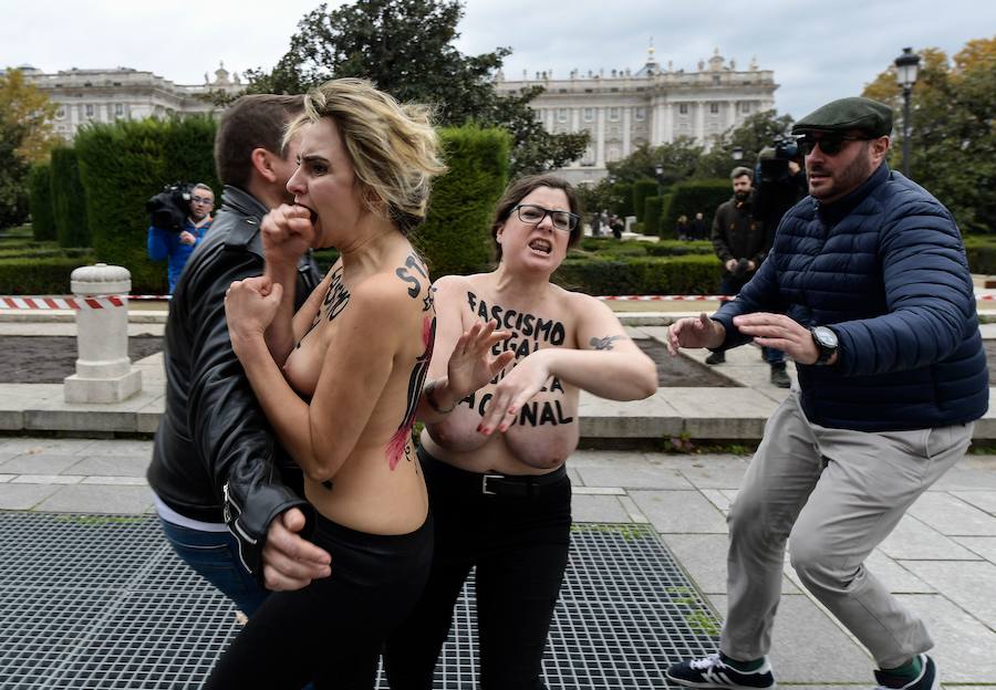 Activistas de Femen protestan en un acto de Falange convocado por el aniversario de la muerte de Franco