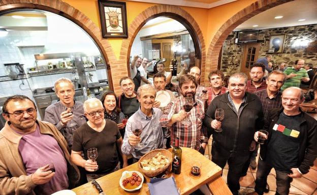 La sociedad gastronómica Eskola Zaharra apuesta por la tradición