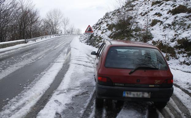 La nieve regresa a Álava y dificulta la circulación en algunos puertos