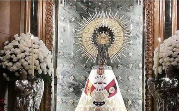 Piden perdón por poner el manto de la Falange a la Virgen del Pilar en vísperas del 20-N