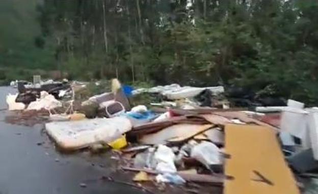 La Diputación estudia cerrar el camino de Alonsotegi convertido en un vertedero incontrolado